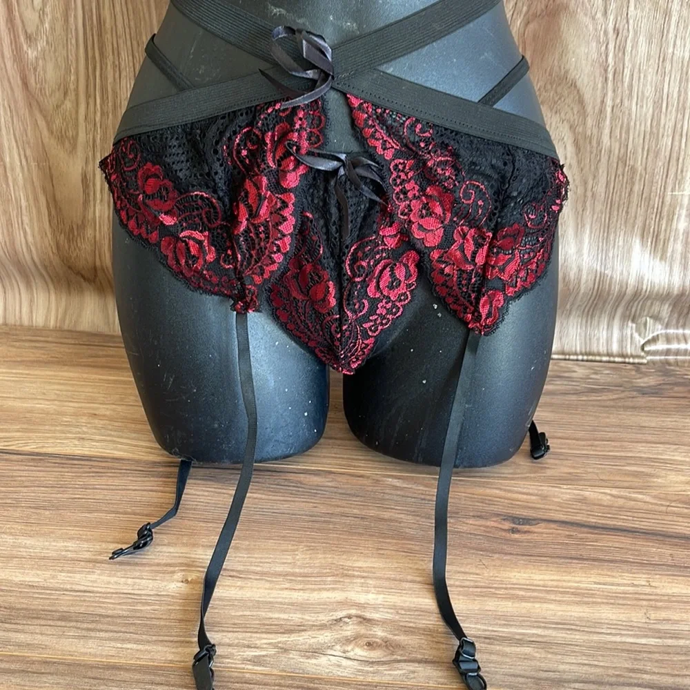 New without tags Elegant Lace Lingerie Set - Black and Red small